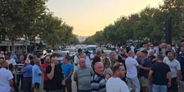 Banorët bllokojnë rrugën në Durrës: Nuk kemi marrë dëmshpërblimet e përmbytjeve