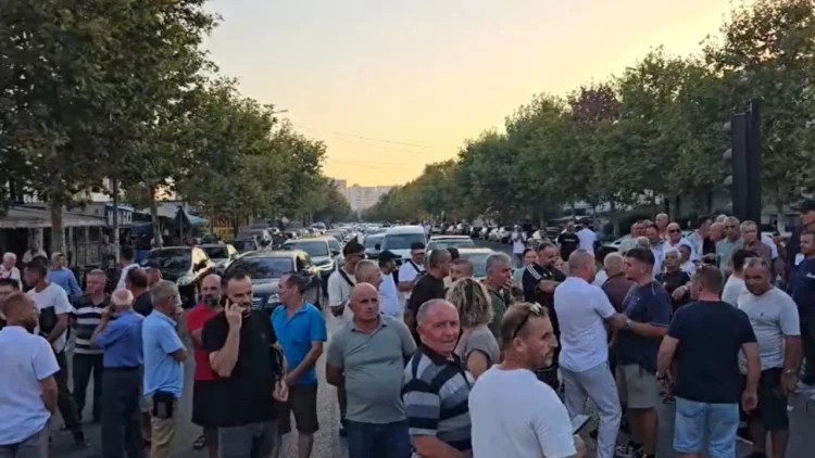 Banorët bllokojnë rrugën në Durrës: Nuk kemi marrë dëmshpërblimet e përmbytjeve