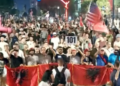 Dita e 101-të/ Pas tensioneve te Kuvendi, protestuesit marshojnë drejt Kryeministrisë