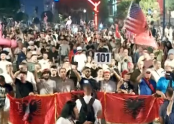 Dita e 101-të/ Pas tensioneve te Kuvendi, protestuesit marshojnë drejt Kryeministrisë