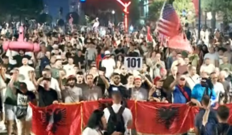 Dita e 101-të/ Pas tensioneve te Kuvendi, protestuesit marshojnë drejt Kryeministrisë