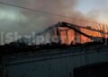 Përfshihet nga zjarri një shtëpi në Levan të Fierit, flakët e shkrumbojnë totalisht