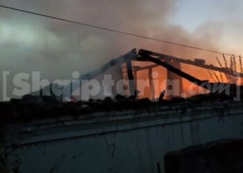 Përfshihet nga zjarri një shtëpi në Levan të Fierit, flakët e shkrumbojnë totalisht