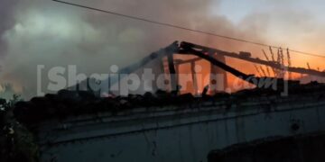 Përfshihet nga zjarri një shtëpi në Levan të Fierit, flakët e shkrumbojnë totalisht