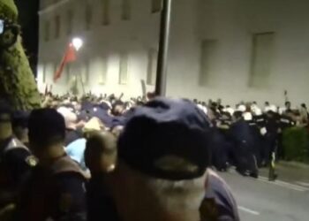 Protestuesit rrethojnë hyrjen kryesore të Kryeministrisë, përplasen me efektivët e Policisë