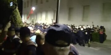 Protestuesit rrethojnë hyrjen kryesore të Kryeministrisë, përplasen me efektivët e Policisë