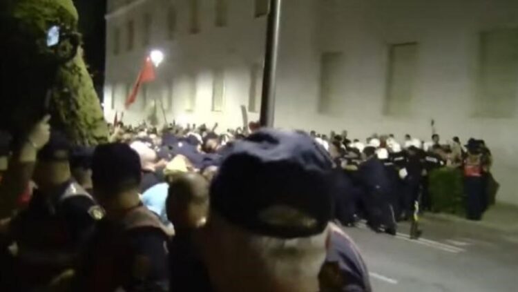 Protestuesit rrethojnë hyrjen kryesore të Kryeministrisë, përplasen me efektivët e Policisë