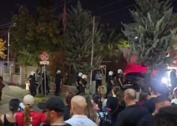 Protestuesit te Komisariati nr.3, kërkojnë lirimin e të shoqëruarve! Përplasje edhe me efektivët, Policia ‘gardh’ para godinës