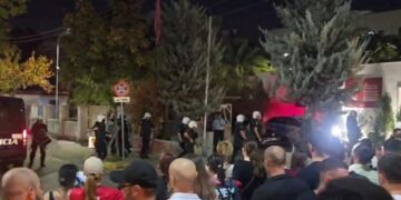 Protestuesit te Komisariati nr.3, kërkojnë lirimin e të shoqëruarve! Përplasje edhe me efektivët, Policia ‘gardh’ para godinës