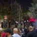 Protestuesit te Komisariati nr.3, kërkojnë lirimin e të shoqëruarve! Përplasje edhe me efektivët, Policia ‘gardh’ para godinës