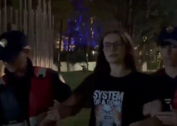 Shoqërohen në komisariat rreth 10 persona, mes tyre edhe aktivistja Arvina Lleshi