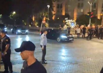 Protestuesit rrethuan godinën e Kryeministrisë dhe u përplasën me policët, momenti kur kryeministri Rama largohet nga zyra