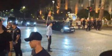 Protestuesit rrethuan godinën e Kryeministrisë dhe u përplasën me policët, momenti kur kryeministri Rama largohet nga zyra