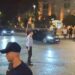 Protestuesit rrethuan godinën e Kryeministrisë dhe u përplasën me policët, momenti kur kryeministri Rama largohet nga zyra