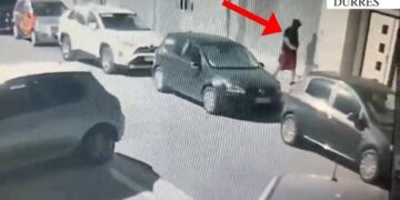 Bombë me celular pranë makinave të parkuara në Durrës, policia arreston dy të dyshuarit