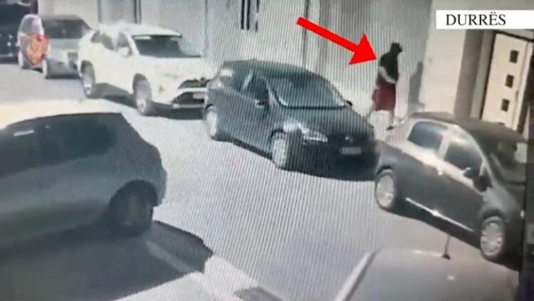 Bombë me celular pranë makinave të parkuara në Durrës, policia arreston dy të dyshuarit