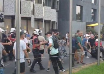 Përplasje me policët para Kuvendit, tërhiqen zvarrë protestuesit, FNSH i bashkohet ‘Shqiponjave’