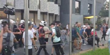 Përplasje me policët para Kuvendit, tërhiqen zvarrë protestuesit, FNSH i bashkohet ‘Shqiponjave’
