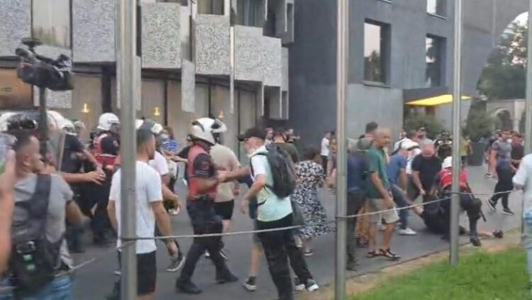 Përplasje me policët para Kuvendit, tërhiqen zvarrë protestuesit, FNSH i bashkohet ‘Shqiponjave’