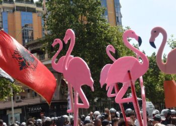 Gazeta gjermane: Jo vetëm në Tiranë! Shqiptarët mblidhen në Frankfurt për “Revolucionin Flamingo”