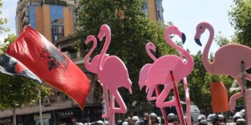 Gazeta gjermane: Jo vetëm në Tiranë! Shqiptarët mblidhen në Frankfurt për “Revolucionin Flamingo”