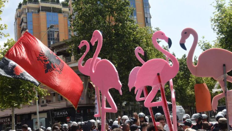 Gazeta gjermane: Jo vetëm në Tiranë! Shqiptarët mblidhen në Frankfurt për “Revolucionin Flamingo”