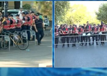“Nuk na përfaqësoni! Rama jep dorëheqjen”, protestuesit stacionohen para Kuvendit