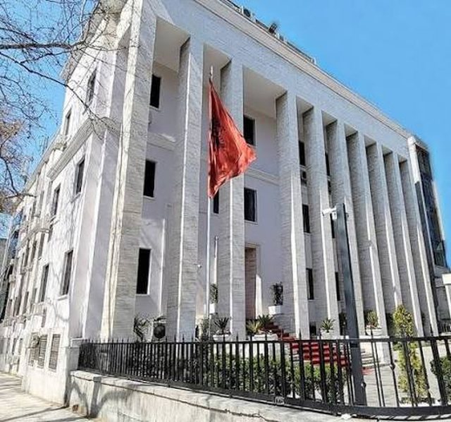 “Afati ka përfunduar”/ Kryetarët e gjykatave kërkojnë pagat: Vendimi i Kushtetueses duhet zbatuar
