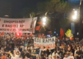 “Kërkohet dorëheqja e Ramës”/ Mediat amerikane jehonë protestës, publikohen pamje nga tubimi