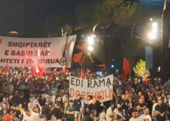 “Kërkohet dorëheqja e Ramës”/ Mediat amerikane jehonë protestës, publikohen pamje nga tubimi