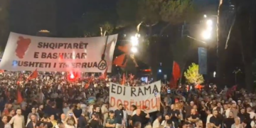 “Kërkohet dorëheqja e Ramës”/ Mediat amerikane jehonë protestës, publikohen pamje nga tubimi