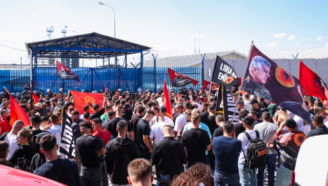 Qytetarët mblidhen sërish pranë EULEX-it pas vendimit në Hagë