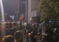 Vazhdon protesta në Prishtinë/ Qindra qytetarë rrethojnë selinë e qeverisë, përplasen me kordonin policor
