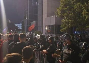 Vazhdon protesta në Prishtinë/ Qindra qytetarë rrethojnë selinë e qeverisë, përplasen me kordonin policor