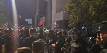 Vazhdon protesta në Prishtinë/ Qindra qytetarë rrethojnë selinë e qeverisë, përplasen me kordonin policor
