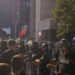 Vazhdon protesta në Prishtinë/ Qindra qytetarë rrethojnë selinë e qeverisë, përplasen me kordonin policor