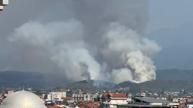 Zjarr në qarkun e Shkodrës, flakët përhapen me shpejtësi