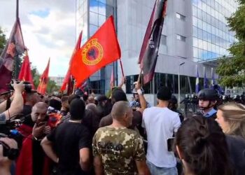 Protestuesit gjuajnë me gurë selinë e Qeverisë pas vendimit për ish-krerët e UÇK-së