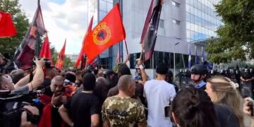 Protestuesit gjuajnë me gurë selinë e Qeverisë pas vendimit për ish-krerët e UÇK-së