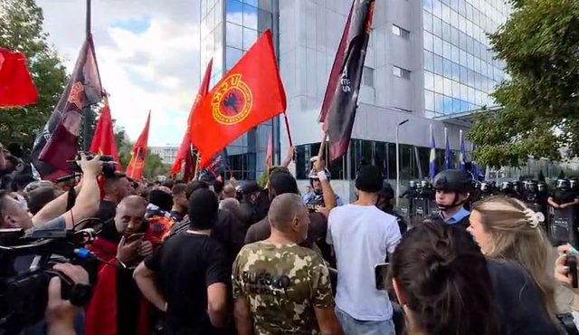 Protestuesit gjuajnë me gurë selinë e Qeverisë pas vendimit për ish-krerët e UÇK-së