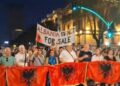 Qytetarët marshojnë drejt kryeministrisë: Shqipëria kërkon revolucion