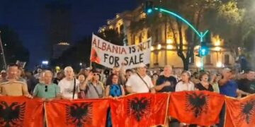 Qytetarët marshojnë drejt kryeministrisë: Shqipëria kërkon revolucion