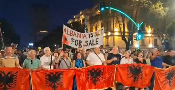 Qytetarët marshojnë drejt kryeministrisë: Shqipëria kërkon revolucion