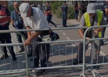 Sot seanca e parë plenare, policia “blindon” me gardh metalik rrugën që të çon te Kuvendi