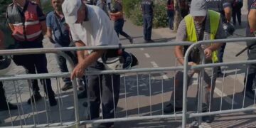Sot seanca e parë plenare, policia “blindon” me gardh metalik rrugën që të çon te Kuvendi