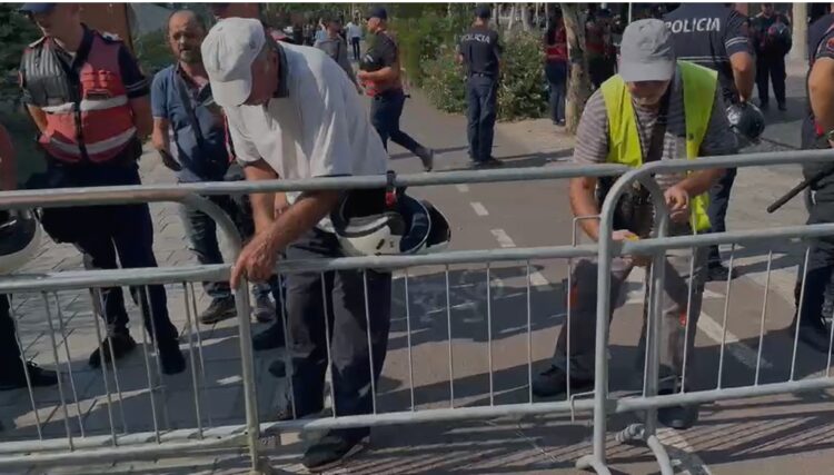 Sot seanca e parë plenare, policia “blindon” me gardh metalik rrugën që të çon te Kuvendi
