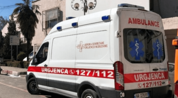 Aksident i rëndë në Dibër, plagosen 5 persona, 4 prej tyre nisen drejt Tiranës