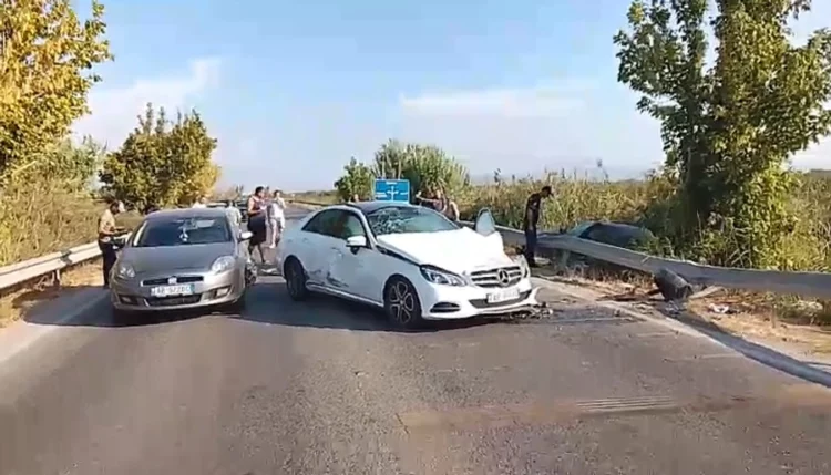 Aksident në aksin Lushnje-Berat/ Përplasën 3 makina, 2 të plagosur rëndë