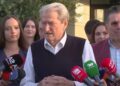 Berisha pritet me brohoritje nga përkrahësit pas kthimit nga Shtetet e Bashkuara: Udhëtimin do e quaj ripërtëritje
