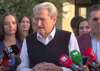 Berisha pritet me brohoritje nga përkrahësit pas kthimit nga Shtetet e Bashkuara: Udhëtimin do e quaj ripërtëritje